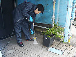 東京都文京区の築16年の一軒家の外壁・屋根塗装をご依頼いただきました。玄関先や犬走りなど塗装しない箇所も入念に高圧洗浄します。